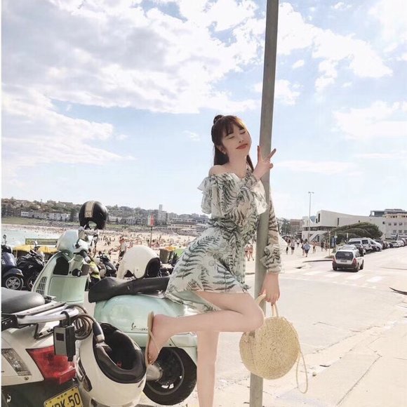 Off Shoulder Chiffon Jumpsuit Short Leaf patterned - Picture 5 of 7